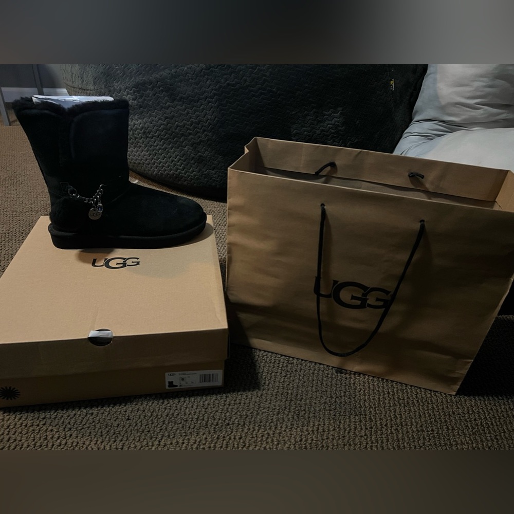 UGG Women's BLK CLASSIC SHORT CHARM Boot Crystal Pendant Black Wool